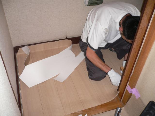 栃木小山 トイレクロス張替中の職人さん